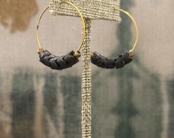 Moderne schwarze Schlangen-Messing-Perlen-Creolen-African Trade Beads