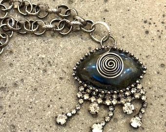 Hand gelötete Labradorit Evil Eye Halskette mit gehämmerter / texturierter Gliederkette