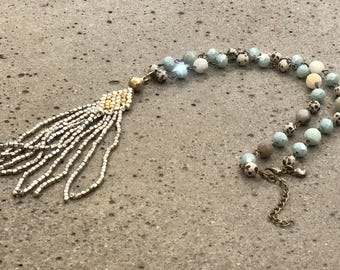 Jaspis Amazonit Rosenkranz Halskette: Messing Fransen Anhänger, Art Deco Stil