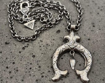 Splitter Blumen Design tibetischer Anhänger an schwerer antiker Splitter Rolo Kette