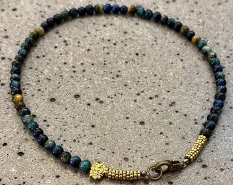 Collana girocollo unisex in occhio di tigre blu e verde naturale lucido ed ematite placcata oro: stile boho