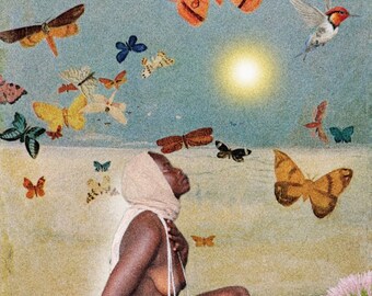Puede incluir: Una mujer se sienta con las piernas cruzadas, con los ojos cerrados, meditando. Lleva un pañuelo blanco en la cabeza y está rodeada de una colorida variedad de mariposas y un pájaro. El fondo es un cielo azul claro con un sol brillante.