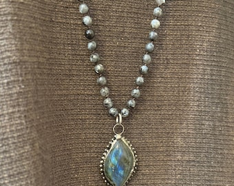 Handgeknüpfte, facettierte, dunkelmatte Labradoritkette mit gelötetem Labradoritanhänger