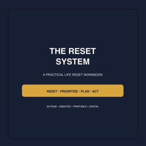 以下が含まれることがあります： ダークブルーのデジタルワークブックの表紙。タイトルは「THE RESET SYSTEM, A PRACTICAL LIFE RESET WORKBOOK」。ゴールドの横棒には「RESET • PRIORITIZE • PLAN • ACT」と記載。その下に「20-PAGE • UNDATED • PRINTABLE + DIGITAL」と表示。