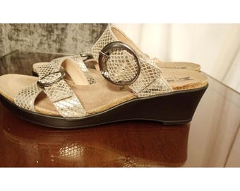 Sandali con zeppa da donna Mephisto in pelle di serpente metallizzata, comodi, taglia EU 39 US 8.