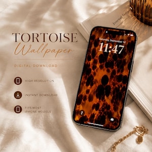 Puede incluir: Un teléfono inteligente que muestra un fondo de pantalla con patrón de carey con el texto TORTOISE Wallpaper, DIGITAL DOWNLOAD, HIGH RESOLUTION, INSTANT DOWNLOAD y FITS MOST IPHONE MODELS visible en la pantalla junto a la hora 11:47.