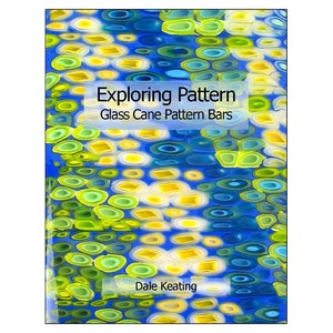 Puede incluir: Portada de libro con el título "Exploring Pattern: Glass Cane Pattern Bars" de Dale Keating. La portada presenta un fondo azul con un patrón de círculos amarillos, verdes y azules.