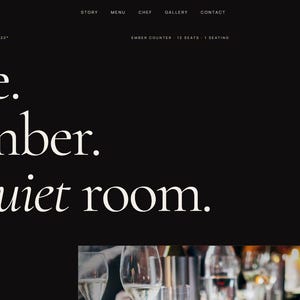 Peut inclure: Une page d'accueil de site web pour Ember & Oak avec un fond noir et du texte blanc à empattement indiquant Fire. Timber. A quiet room. La barre de navigation supérieure inclut des liens Story, Menu, Chef, Gallery, Contact et une image floue.