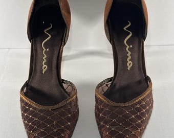 Nina D’Orsay pumps med spetsiga tå, bronsfärgade metalliska satinklackar, storlek 7, dammodell