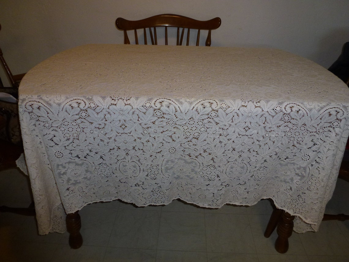 Beautiful Vintage Quaker Lace Tablecloth 800 Measures Etsy