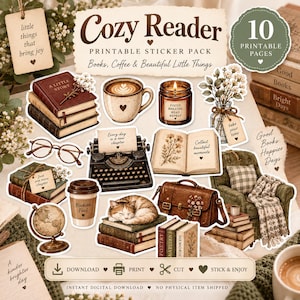 Può includere: Un pacchetto di adesivi stampabili intitolato Cozy Reader con 10 pagine di illustrazioni tra cui pile di libri, una tazza di caffè, una candela, una macchina da scrivere, occhiali, un mappamondo, un gatto che dorme, una borsa e una sedia con il testo Books, Coffee & Beautiful Little Things.