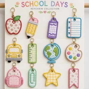 Può includere: Una collezione di dodici portachiavi ricamati su un cartoncino con la scritta SCHOOL DAYS KEYCHAIN COLLECTION. I disegni includono una mela, una matita, un pastello, un foglio di carta, uno scuolabus, un righello, un mappamondo, una tavolozza, uno zaino, una graffetta, una stella e un'etichetta.