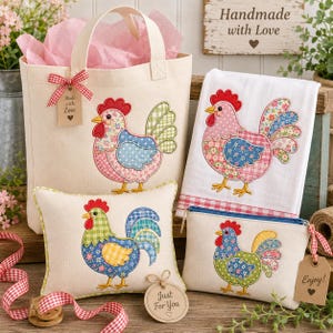 Peut inclure: Un sac fourre-tout en toile crème, un torchon blanc, un petit coussin rectangulaire et une pochette zippée, chacun orné d'une applique en tissu représentant un coq. Le sac et la pochette comportent de petites étiquettes brunes avec du texte.