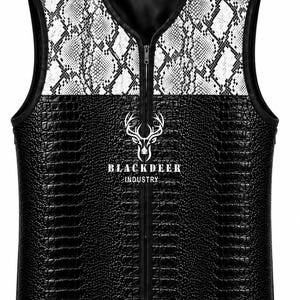 Può includere: Un gilet senza maniche con una sezione inferiore dalla texture nera effetto coccodrillo e una sezione superiore con motivo a pelle di serpente bianco e nero. Il davanti presenta una chiusura centrale a zip e un logo bianco di testa di cervo sopra la scritta BLACKDEER INDUSTRY.