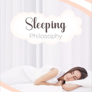 Può includere: Un design grafico con il testo Sleeping Philosophy in lettere marrone scuro e grigie centrato all'interno di una forma di nuvola bianca. Sotto, una persona con lunghi capelli scuri riposa su un cuscino bianco sotto un piumone bianco.