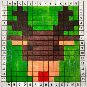 Op de afbeelding: Een pixel art afbeelding van een rendier met bruine geweien, een bruin gezicht en een oranje neus. Het rendier is omringd door groene vierkanten.