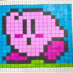 Peut inclure: Une image de pixel art d'un personnage rose avec des yeux noirs et une bouche rose. Le personnage est entouré de carrés bleus, noirs et verts.