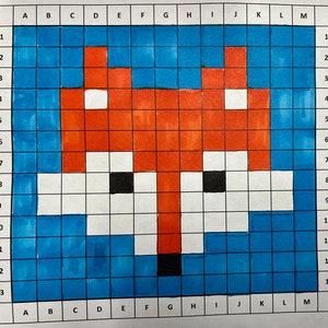 Könnte beinhalten: Eine pixelige Fuchsdarstellung. Der Fuchs ist orange mit weißen und schwarzen Details, vor einem blauen Hintergrund. Das Bild wurde mit einem Rastermuster erstellt, wobei jedes Quadrat gefärbt wurde, um das Bild des Fuchses zu bilden.