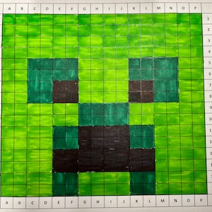 Pode incluir: Um desenho em grade de um rosto de Creeper do Minecraft. O rosto é composto por quadrados verdes, verde escuro e pretos, com uma grade de letras e números nas bordas. O rosto do Creeper está centrado na grade.
