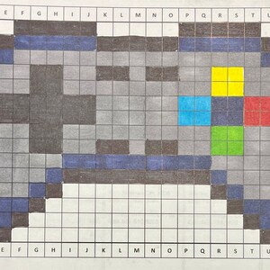 Puede incluir: Dibujo pixelado de un mando de videojuegos. El mando es principalmente gris con detalles en negro y bordes azules. Cuenta con botones de colores en amarillo, azul, rojo y verde. La imagen está dibujada sobre papel cuadriculado.