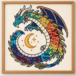 Può includere: Un ricamo a punto croce in una cornice di legno chiaro raffigurante un drago avvolto con un effetto vetrata. Il drago mostra una sfumatura di colori dal blu e viola al verde, giallo, arancione e rosso. Una mezzaluna e stelle dorate si trovano al centro.