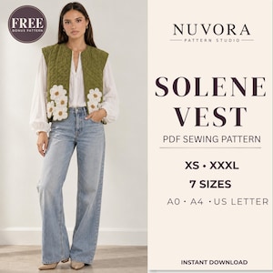 Könnte beinhalten: Eine gesteppte olivgrüne Weste mit großen weißen Blumenapplikationen auf den Vorderteilen. Der Text rechts lautet NUVORA PATTERN STUDIO, SOLENE VEST, PDF SEWING PATTERN, XS-XXXL, 7 SIZES, A0, A4, US LETTER und INSTANT DOWNLOAD.