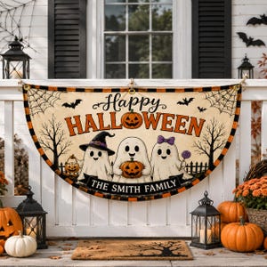 Op de afbeelding: Een halfronde Halloween-banner met drie geesten, waarvan er één een heksenhoed draagt en één een paarse strik, terwijl ze pompoenen vasthouden. De tekst luidt Happy HALLOWEEN en THE SMITH FAMILY op een crèmekleurige achtergrond met zwarte spinnenwebben.