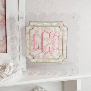 Personlig broderad monogramram, arvsinredning för barn, present till babyflicka