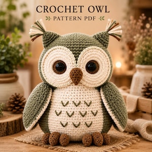 Puede incluir: Un búho de ganchillo en hilo verde oliva y crema, con grandes ojos negros, un pico marrón y mechones en las orejas. El pecho tiene detalles bordados en forma de V. El texto CROCHET OWL PATTERN PDF aparece sobre el búho.