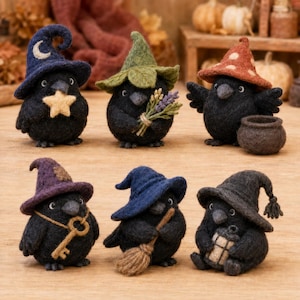 Könnte beinhalten: Sechs nadelgefilzte schwarze Rabenfiguren mit verschiedenen spitzen Hüten. Einer hält einen gelben Stern, einer Lavendel, einer steht neben einem kleinen Kessel, einer trägt eine Schlüsselkette, einer hält einen Besen und einer eine Laterne.