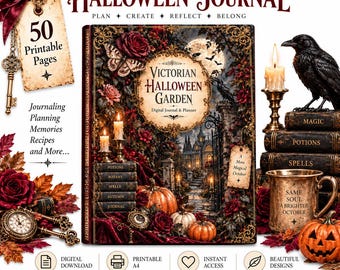 Może przedstawiać: Cyfrowy dziennik i planer zatytułowany Victorian Halloween Garden z ciemną, ozdobną okładką przedstawiającą róże, dynie i gotycką rezydencję. Zestaw zawiera strony do druku, zabytkowy klucz, świece, kruka oraz książki z napisami Magic, Potions i Spells.