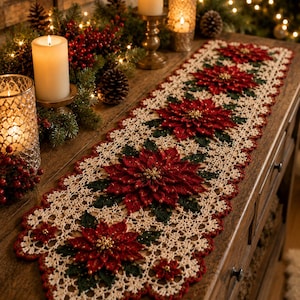Può includere: Un lungo runner da tavola rettangolare all'uncinetto con un intricato motivo in pizzo color crema, decorato con motivi floreali di stelle di Natale rosse, foglie verde scuro e piccole perline dorate al centro di ogni fiore.