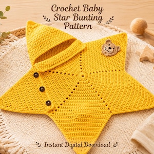 Op de afbeelding: Een felgele, stervormige gehaakte babyslaapzak met een capuchon, drie donkerbruine knopen en een kleine gehaakte applicatie van een berenkop. De tekst Crochet Baby Star Bunting Pattern en Instant Digital Download is zichtbaar op de afbeelding.