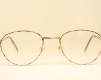 Peut inclure: Lunettes rondes à monture dorée avec un motif bleu et orange.