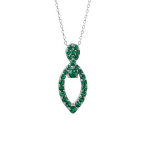 Può includere: Una collana con pendente color argento caratterizzata da una montatura a forma di marquise incastonata con piccole pietre verdi vibranti. Il pendente è sospeso a una delicata catenina argentata, con una singola pietra verde al centro.