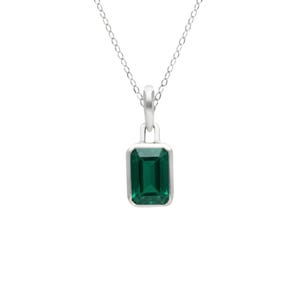 Peut inclure: Un collier argenté avec un pendentif rectangulaire en pierre verte taille émeraude, serti dans une monture en métal lisse. Le pendentif est suspendu à une fine chaîne argentée composée de petits maillons uniformes, formant un bijou épuré.