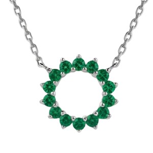 Può includere: Una collana color argento con un ciondolo circolare decorato da dodici pietre rotonde di un verde vibrante disposte a raggiera. Il ciondolo è sospeso a una delicata catenina color argento con piccoli maglie ovali uniformi.