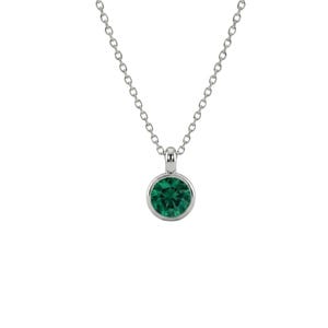 Pode incluir: Um colar de tom prateado com uma pedra redonda facetada verde-esmeralda numa cravação simples. O pendente está suspenso numa corrente fina e delicada de tom prateado com elos circulares uniformes ligados à parte superior da cravação.