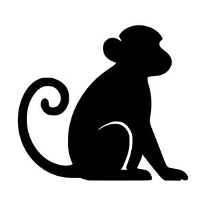 Puede incluir: Una silueta negra sólida de un mono en posición sentada de perfil. El mono se representa con una cabeza redondeada, orejas prominentes y una cola larga y delgada que se curva hacia arriba en el extremo. El diseño es simple, plano y contrastado.