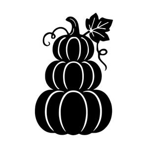 Könnte beinhalten: Eine schwarze Silhouette-Grafik eines Stapels aus drei Kürbissen. Das Design zeigt einen oberen Kürbis mit Stiel, einem einzelnen Blatt und zwei geschwungenen Ranken, die von den Seiten ausgehen. Die Kürbisse sind vertikal übereinander angeordnet.