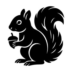 以下が含まれることがあります： 左を向いたリスの横顔を描いた黒いシルエットのグラフィック。リスは大きくふさふさとした湾曲した尾を持ち、前足でどんぐりを1つ持っている様子が描かれています。デザインは、はっきりとした太い線と高いコントラストが特徴です。