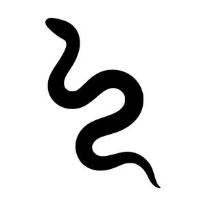 Könnte beinhalten: Eine einfarbige schwarze Silhouette einer Schlange in einer einfachen, stilisierten grafischen Form. Die Schlange ist in einer gewundenen S-Form dargestellt, wobei der Kopf nach oben links zeigt und der Schwanz nach unten rechts ausläuft.