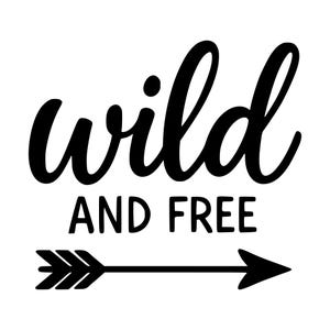Peut inclure: Un graphisme noir présentant le mot wild dans une police cursive, suivi des mots AND FREE dans une police sans-serif en gras. Sous le texte se trouve une flèche horizontale pointant vers la droite avec une extrémité en forme de plume.