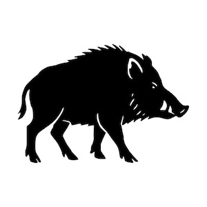 Puede incluir: Una silueta gráfica de color negro sólido de un jabalí de pie en perfil, mirando hacia la derecha. El diseño presenta líneas nítidas y estilizadas que representan el pelaje erizado, las orejas puntiagudas, el hocico y los colmillos del animal.