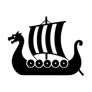 Pode incluir: Uma silhueta gráfica preta de um navio viking com uma proa em forma de cabeça de dragão, um mastro único com uma vela listrada e uma fileira de cinco escudos circulares ao longo do casco, com uma popa curva terminando em um design espiral.