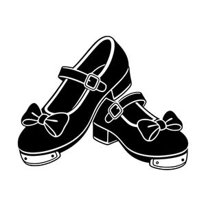 Puede incluir: Un par de zapatos de claqué negros con tacón bajo, una correa sobre el empeine con hebilla metálica y un lazo decorativo en la puntera. Cada zapato tiene una placa metálica en la suela delantera, representados en un estilo de ilustración gráfica en blanco y negro de alto contraste.