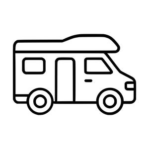 Könnte beinhalten: Ein schwarz-weißes Strichgrafik-Symbol eines Wohnmobils mit Alkoven, einem rechteckigen Seitenfenster, einer vertikalen Tür und zwei runden Rädern. Das Design verwendet kräftige Umrisslinien, um das Profil des Fahrzeugs darzustellen.
