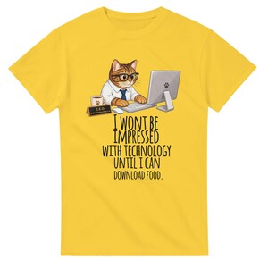 Peut inclure: Un t-shirt jaune vif avec une illustration d'un chat tigré portant des lunettes et une chemise blanche avec une cravate, assis devant un ordinateur. Une plaque de bureau indique C.E.O. Chief Eating Officer. Le texte en dessous dit I WONT BE IMPRESSED WITH TECHNOLOGY UNTIL I CAN DOWNLOAD FOOD.