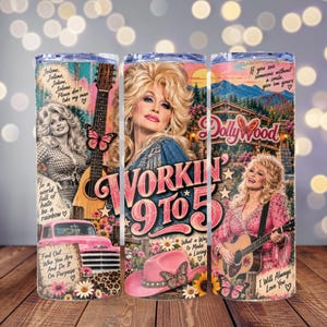 Può includere: Un bicchiere cilindrico con un collage di immagini di Dolly Parton, inclusi ritratti, una chitarra, un camion rosa e un cappello da cowboy rosa. Il design include il testo "Workin' 9 to 5", "Jolene" e "Dollywood" su un paesaggio montano.
