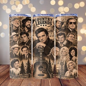 Può includere: Un bicchiere cilindrico con un collage color seppia di artisti di musica country, tra cui Johnny Cash con una chitarra. Il testo "COUNTRY LEGENDS" è stampato in alto al centro, accompagnato da note musicali, pini e un mulino a vento.